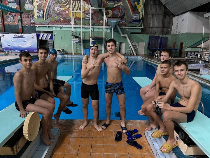Команда PRIME SWIM у бассейна на соревнованиях в Тольятти